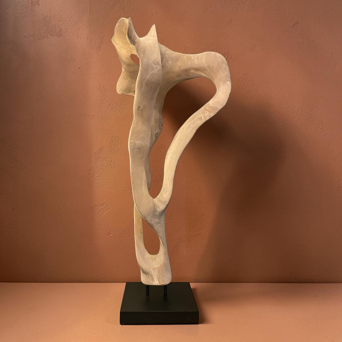 Scultura in Legno di Teak Fatta a Mano su Base