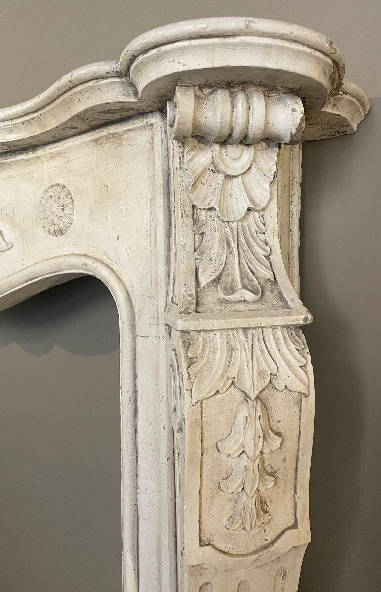 Caminetto antico in gesso