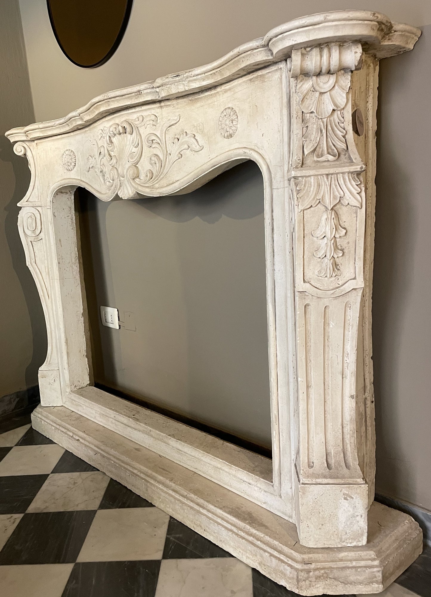 Caminetto antico in gesso