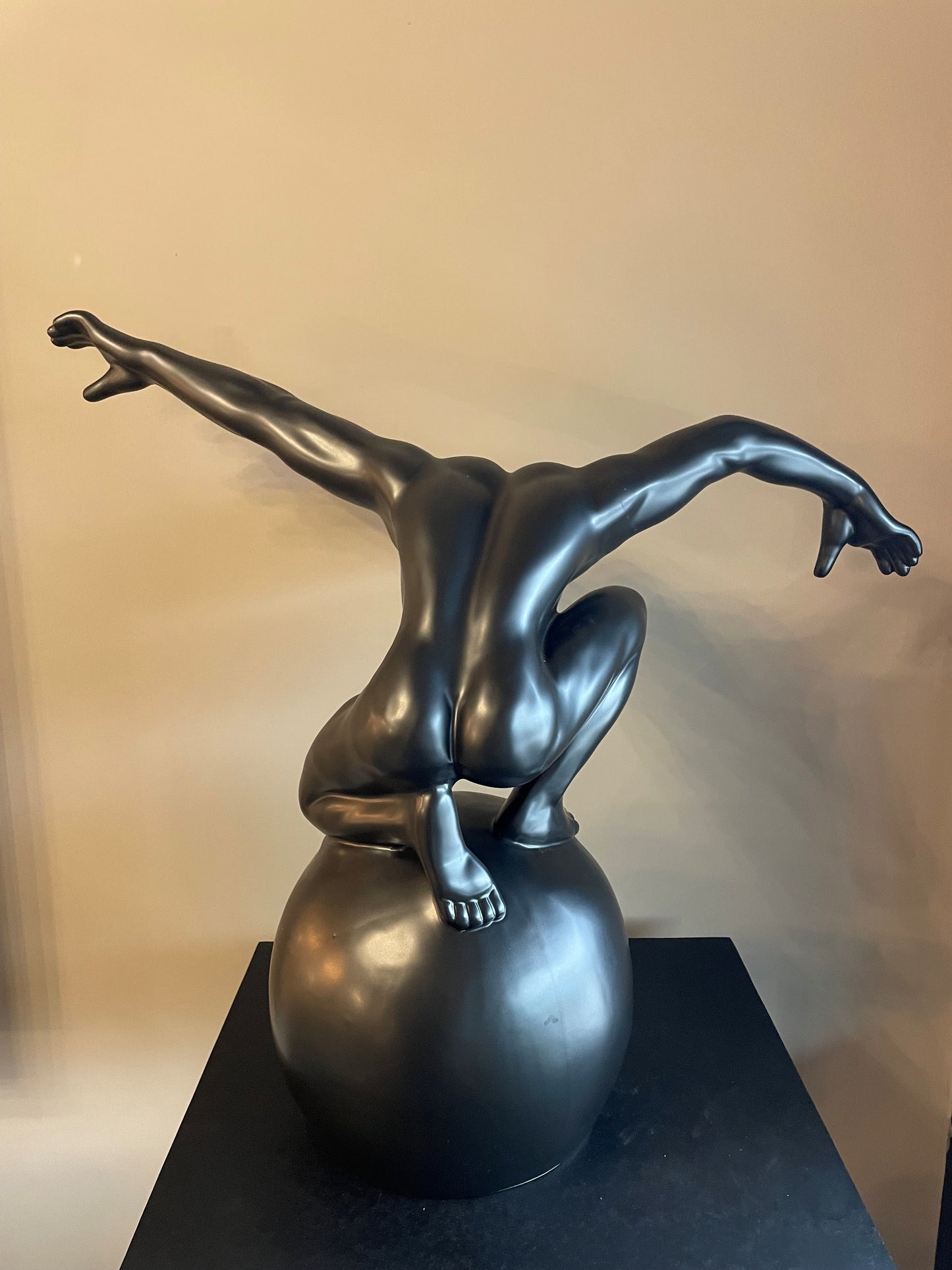 Scultura in ceramica uomo su sfera
