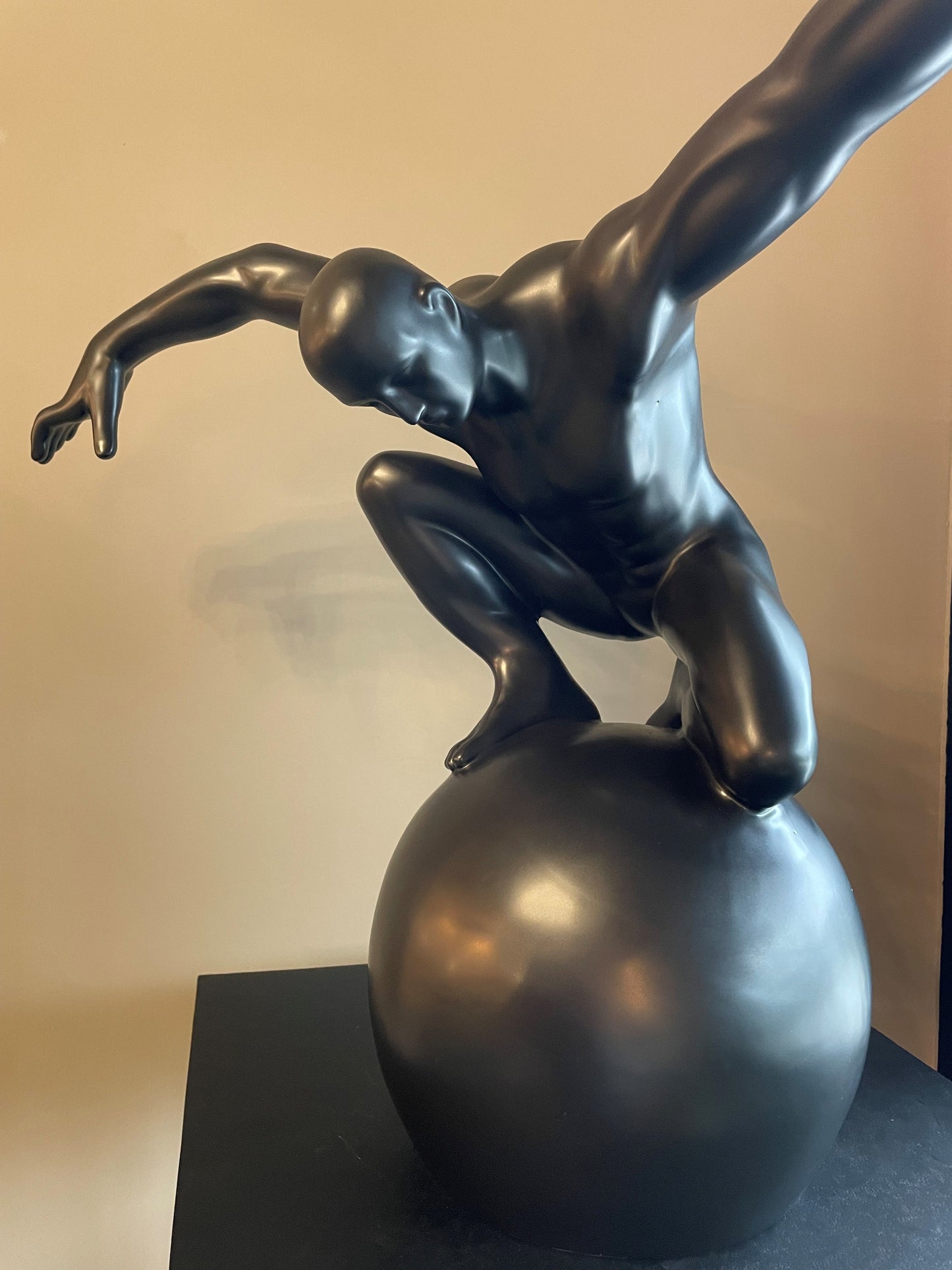 Scultura in ceramica uomo su sfera