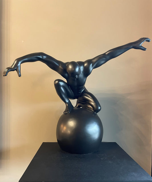 Scultura in ceramica uomo su sfera